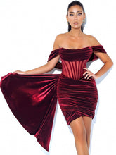 Drapiertes Korsettkleid aus Samt mit Cut-Outs (Handschuhe nicht im Lieferumfang enthalten)